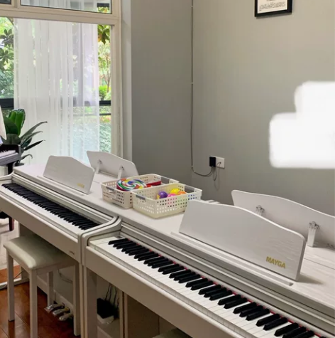 因工作室升级，现出四台电钢琴 2000一台...