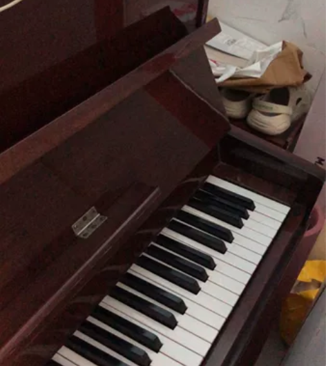 珠江钢琴，罗湖三楼楼梯 很好的琴，调过音的...