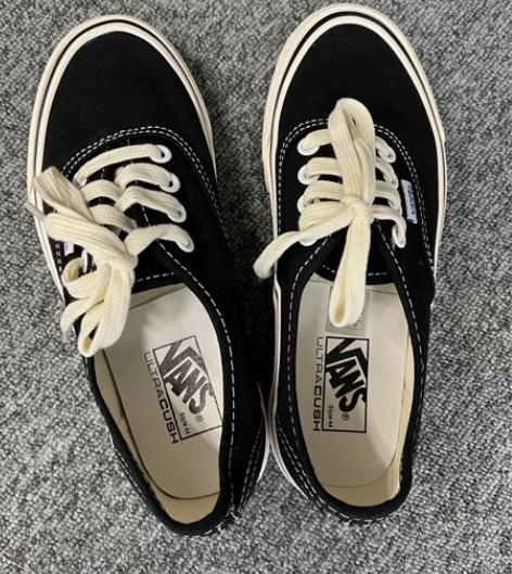 Vans经典款低帮女款黑色帆布鞋,35码,...