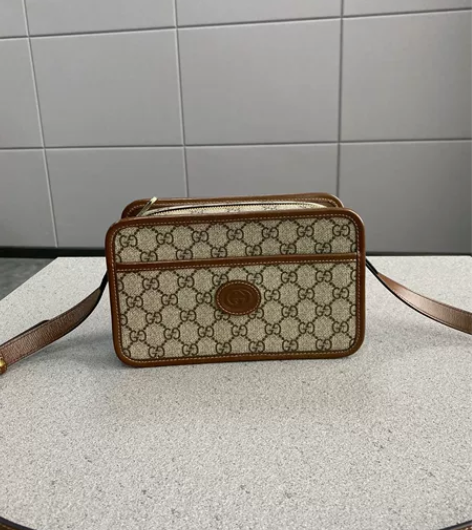 古驰互扣式双G迷你手袋！包包采用小巧玲珑的...