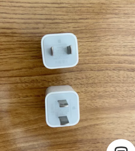 Apple苹果5w手机原装充电头2个，一个...