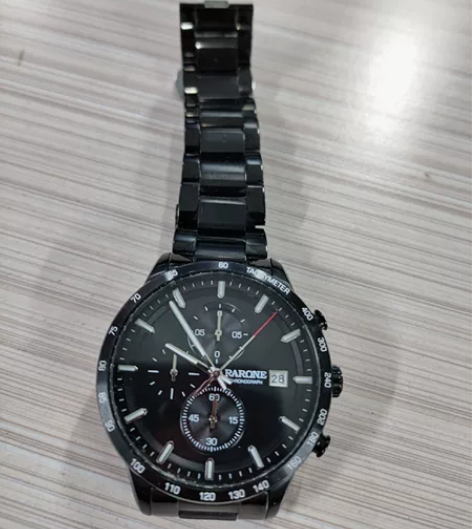 雷诺手表，表盘有轻微划痕，不仔细看看不出来...