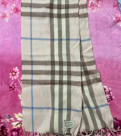 burberry羊毛围巾 粉色格纹 包装桶...