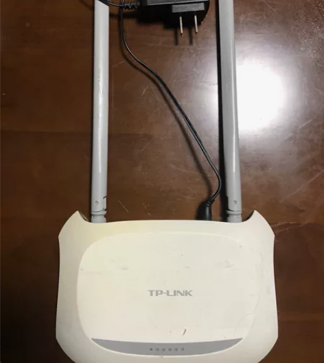 路由器网线  20块钱拿走，带网线 感兴趣...