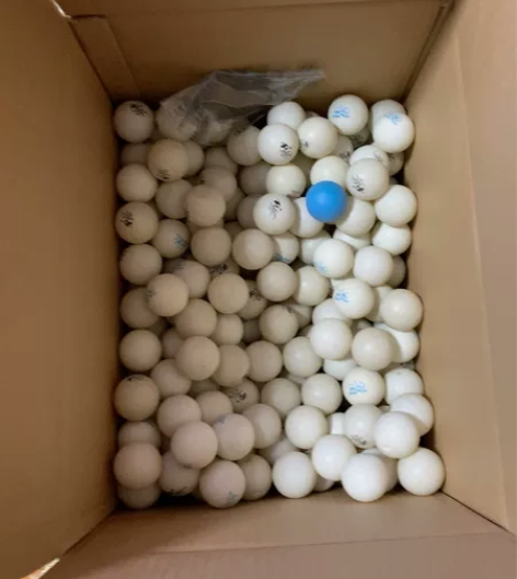 一箱乒乓球，没数，不知道多少个 ，就这么一...