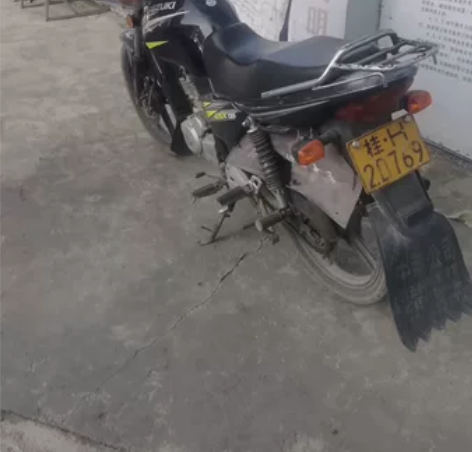 轻骑铃木摩托车GSX125前轮胎是原装的,...