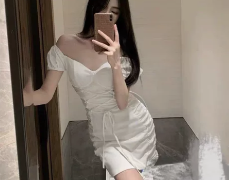 OKMA白色连衣裙女夏性感露肩泡泡袖褶皱系...