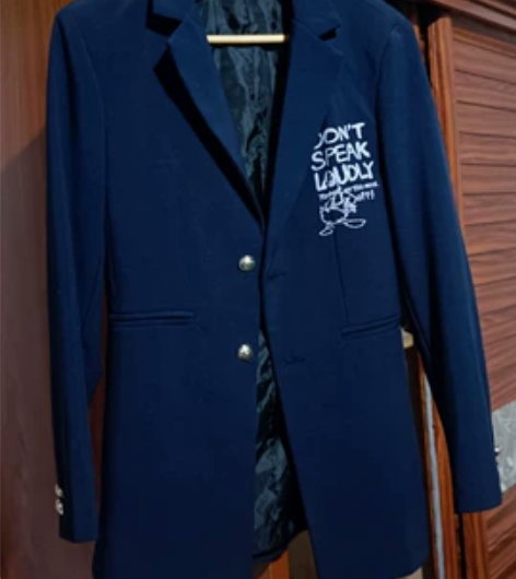 出一件藏青蓝男款西服,成色8成,无明显瑕疵...