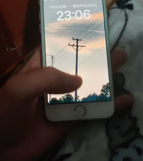 苹果8 64g的 美版无锁  只换过后盖嘎...