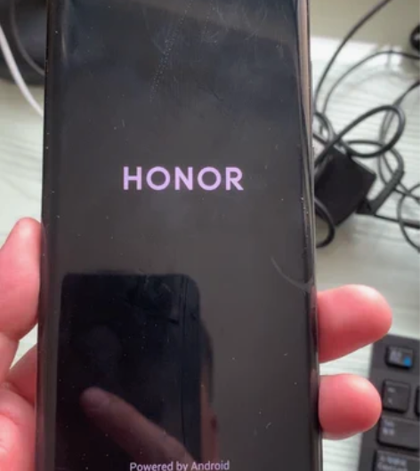 荣耀V40，2021年8月买入年底又买了苹...