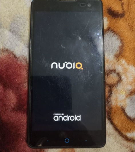 自己闲置手机。中兴v5 max,貌似2+1...