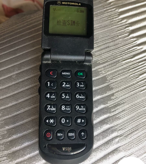 摩托罗拉V998手机,品相如图,正常开机、...