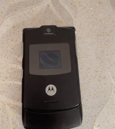 摩托罗拉V3一代经典，支持移动通信 感兴趣...