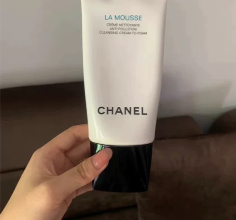 香奈儿山茶花洁面。还剩三分之一吧，保质期到...