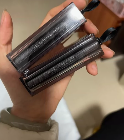 纪梵希两个口红 应该是过期了，壳子挺好看，...