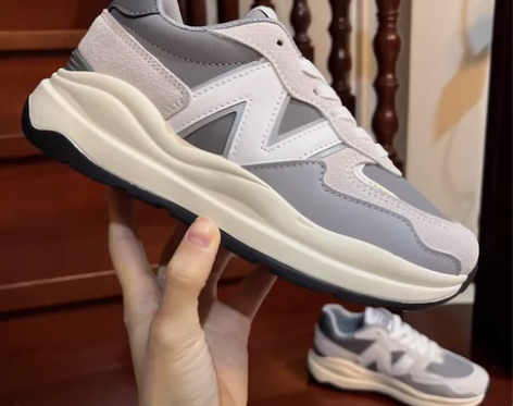 女款运动鞋 37码 全新自己从来没穿过，鞋...