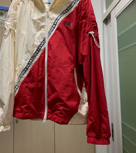 新百伦外套，专柜入，袖口和肩膀有点瑕疵，有...