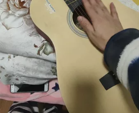 淘宝买的吉他，基本没用果，买回来堆灰了。 ...