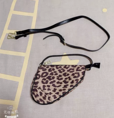 女士马鞍包。基本全新，仅仅背了一次。肩带可...