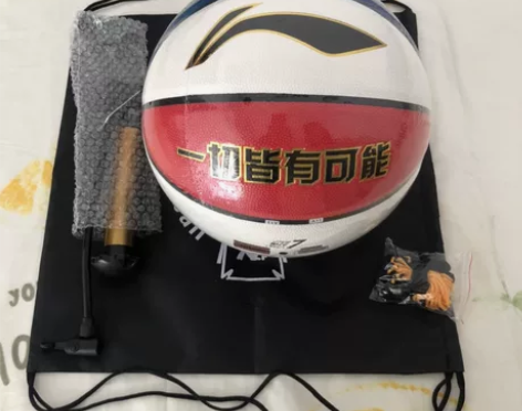 弟弟一时兴起买的篮球，买回来又没用过，还是...