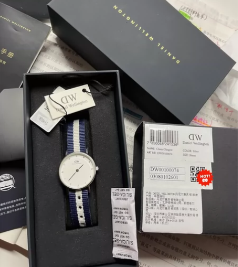 DW女士腕表 手表情况：闲置多年 以前上学...