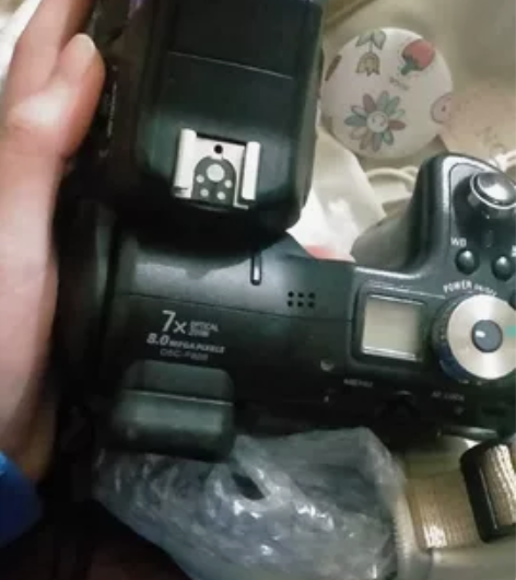 索尼f828,镜头可以90度旋转,ccd数...