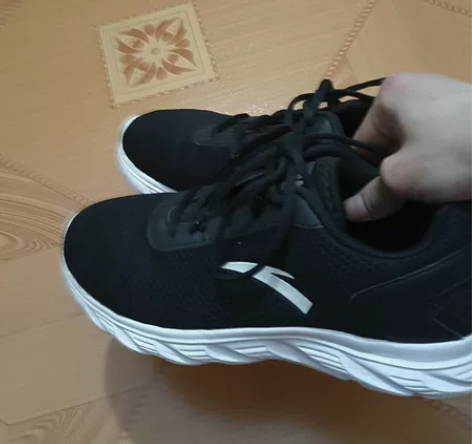 正品安踏跑步鞋，超低价卖，穿着次数不多，成...