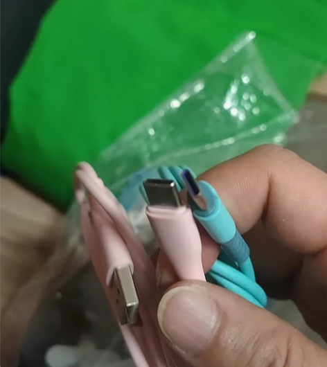 收拾家收拾出来手机充电加长线有两米的，有1...