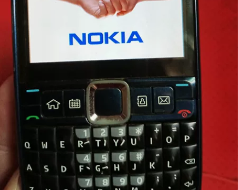 诺基亚E63经典键盘手机，品像好。借电能开...