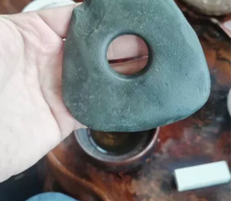 我看是石器时代氏族领袖的宝贝  石钺。 汉...