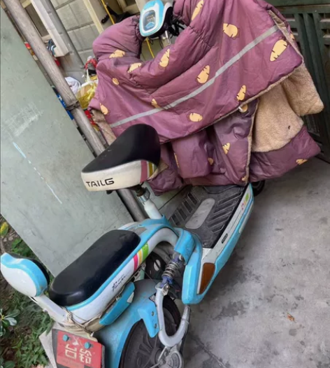 出一辆带绿色牌照的小电动车，台铃的，电瓶不...