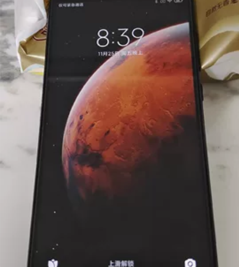 小米6x 6+64 后盖是贴纸，懒得撕了。...