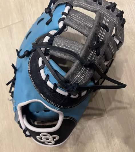 GW一垒手套,13.5寸,左手戴。GW是一...