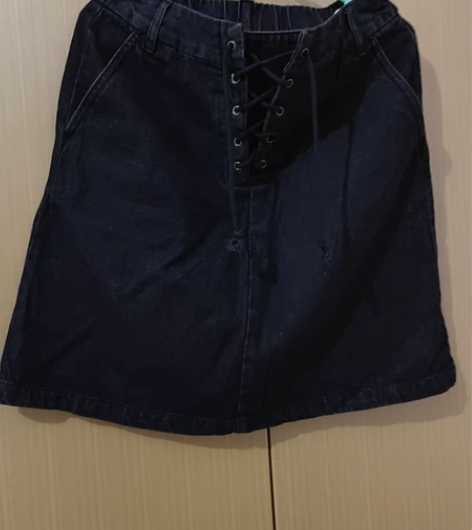 全新黑色纯棉牛仔中裙，绑带， 感兴趣的话点...