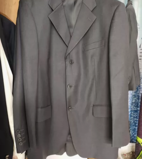 男士毛料西服，穿过一两次，几乎全新，实物稍...