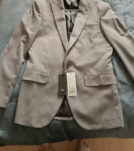 罗蒙品牌男士修身西服,中码,全新的,挂在衣...