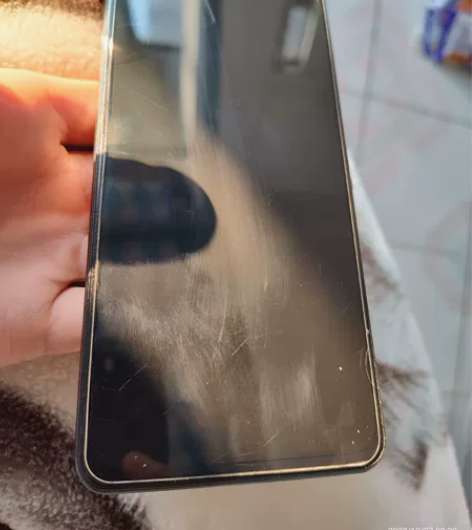 红米k40Pro8+128，屏幕很多划痕，...