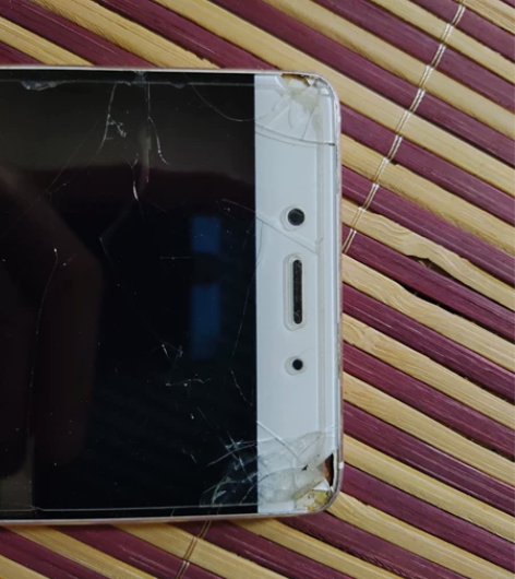 努比亚z11。战损版。手机借给同学被玩成这...