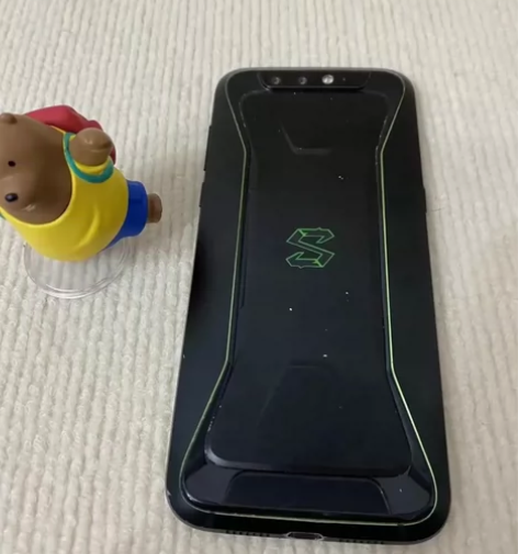 黑鲨一代 6+128无烧屏,边框磨损磕碰,...