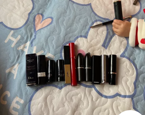 出正品口红一批，只有一支迪奥999是全新未...