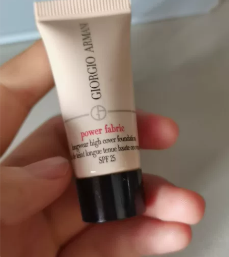 阿玛尼粉底液小样在实体店买的，自然色，用过...