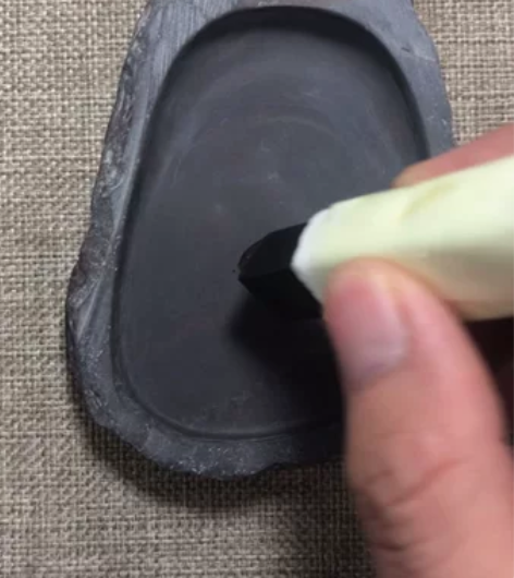 材质：端砚100%正脉坑仔岩，80年代敲边...