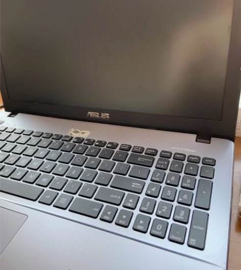 出华硕A550JK4200 电脑屏幕有贴膜...