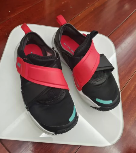 耐克小飞碟 31码 469元入，发票盒子丢...