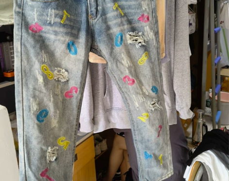 全新欧货欧洲站涂鸦个性潮牌字母做旧破洞牛仔...