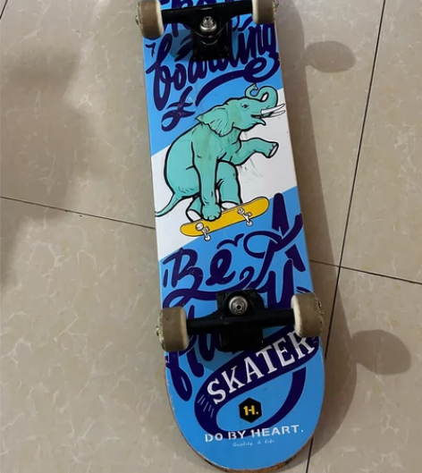 dbh滑板 成色如图  有划痕  头尾无暴...