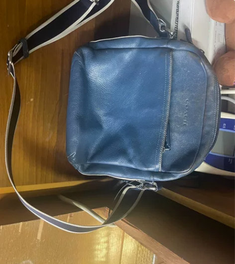 coach男单肩包,淡蓝色,原版皮质,用了...