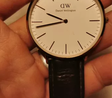 DW手表，保证正品，贴在手表就在 走时正常...