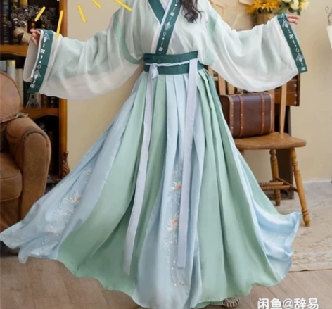 汉服和朋友一起买的，但是我不太喜欢这个形制...