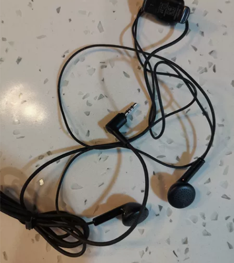 一个老诺基亚手机上的耳机转让，细的。几乎全...